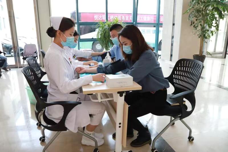 开云手机入口官网职工移动医务室关爱职工健康行—走进资本公司1.jpg