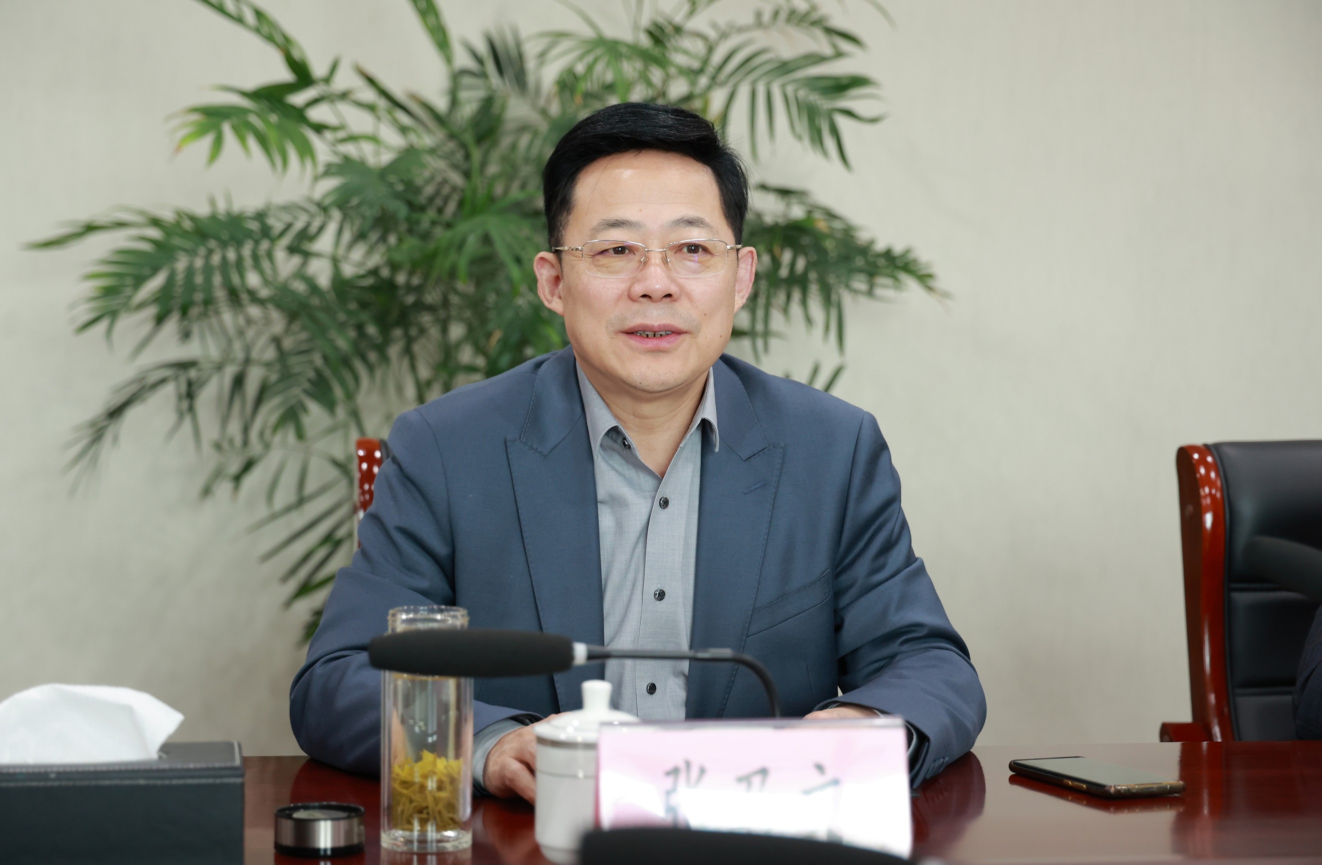 张乃文调研开云手机入口官网专用车公司2_眸目压缩.jpg